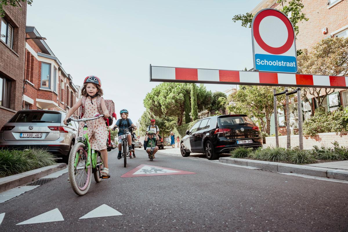 kind op fiets in schoolstraat